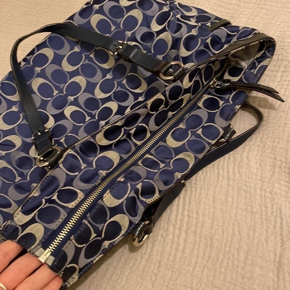 COACH vintage shoulder bag in very good condition. - Picture 10 of 15